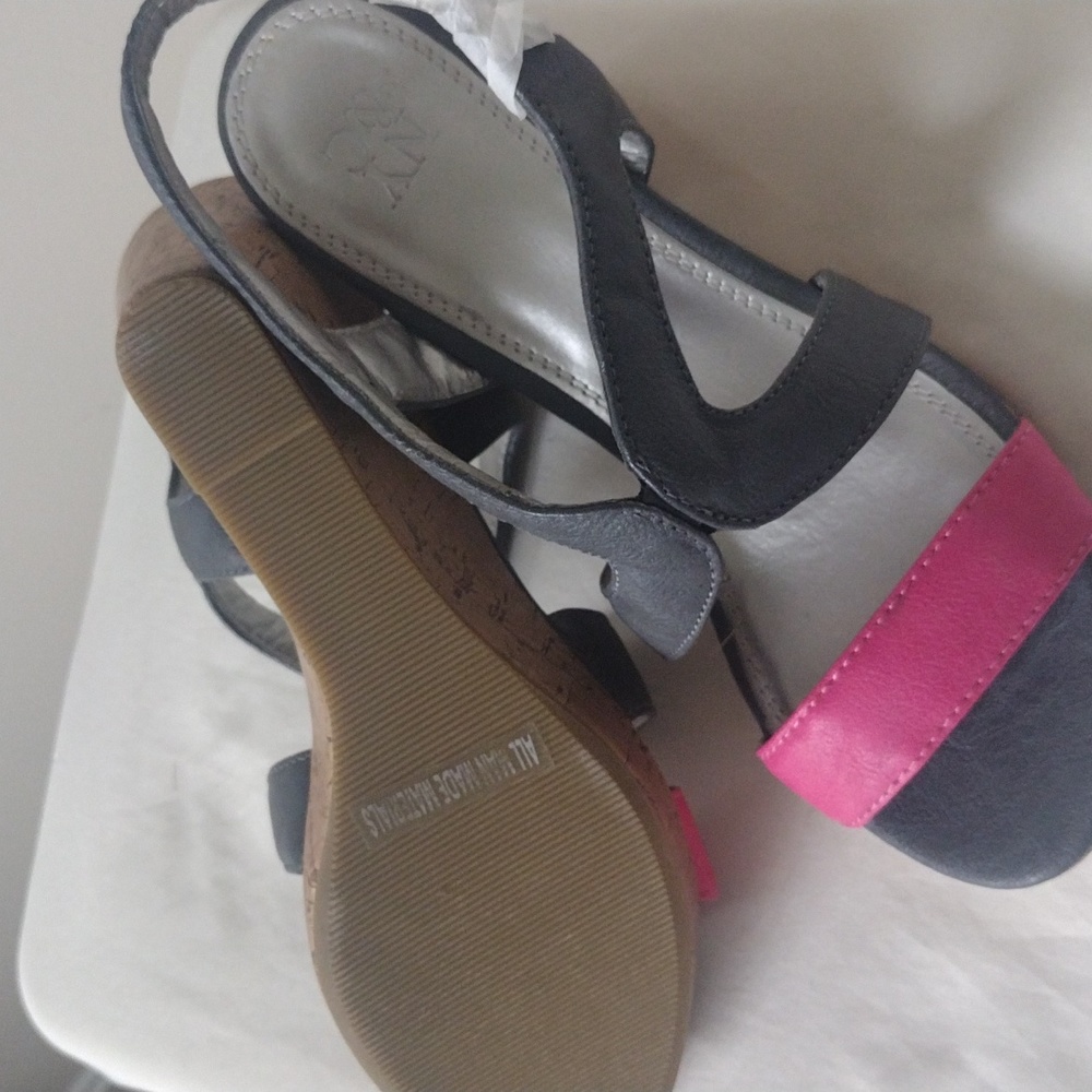 Shoes - Picture 5 of 7